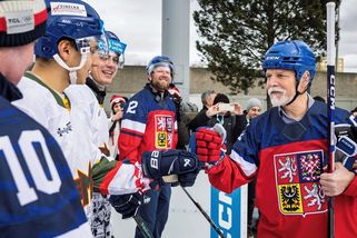 Prezident na ledě, první dáma na střelnici